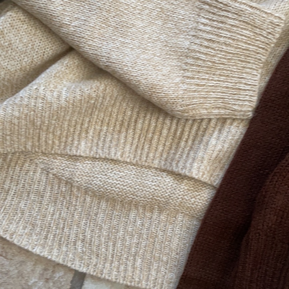 Divided sweaters - Picture 6 of 6